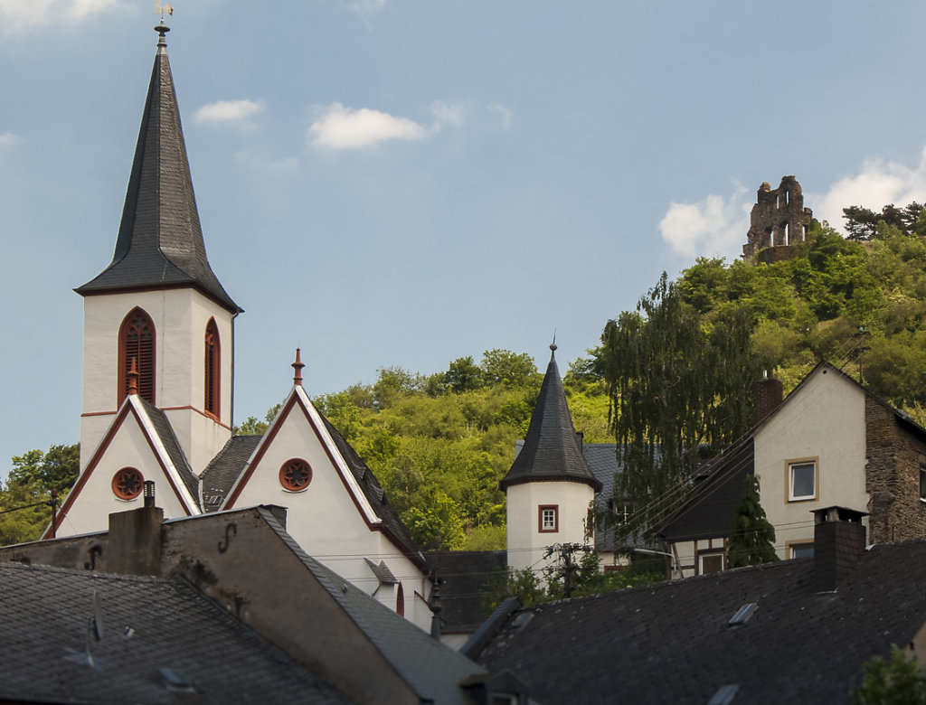 Kirche und Burgruine